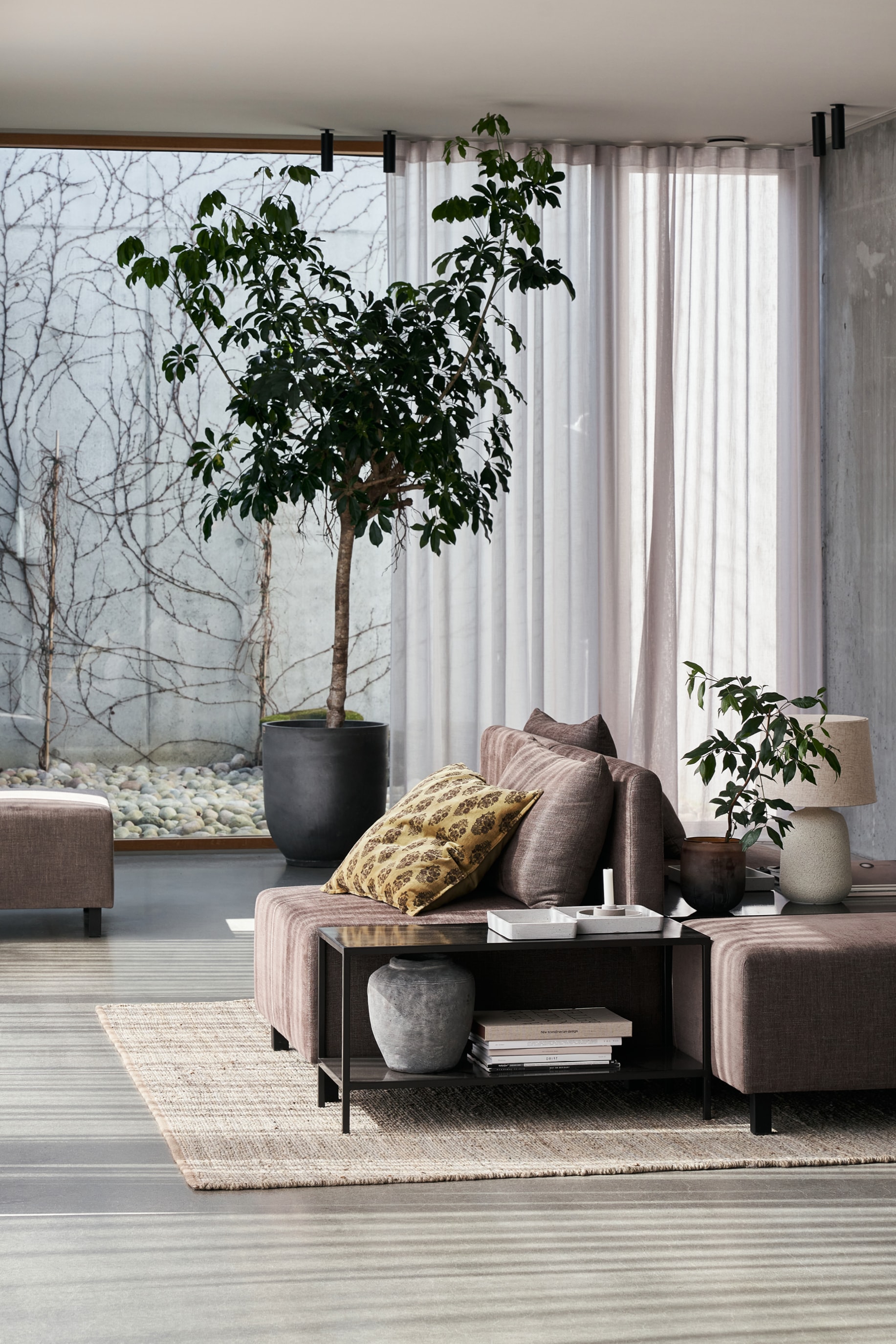 Sideboards vor Sofas und Betten