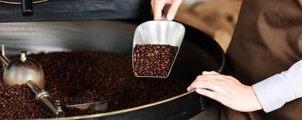 Je stärker die Röstung, desto bitterer schmeckt der Kaffee.