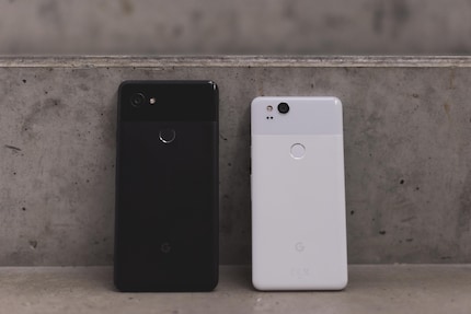 Le Pixel 2 XL à côté du plus petit Pixel 2.