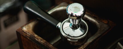 Mit dem Tamper komprimiert man das Espressopulver.