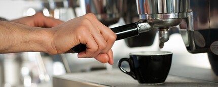 Sieb wird am Siebträger befestigt