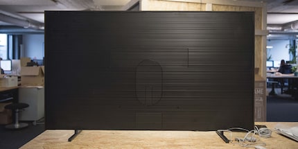 Même de derrière – si vous ne le fixez pas au mur – le Frame est très élégant. Seuls le câble d'alimentation et un câble à fibre optique reliés au boîtier One Connect Box sortent du téléviseur.