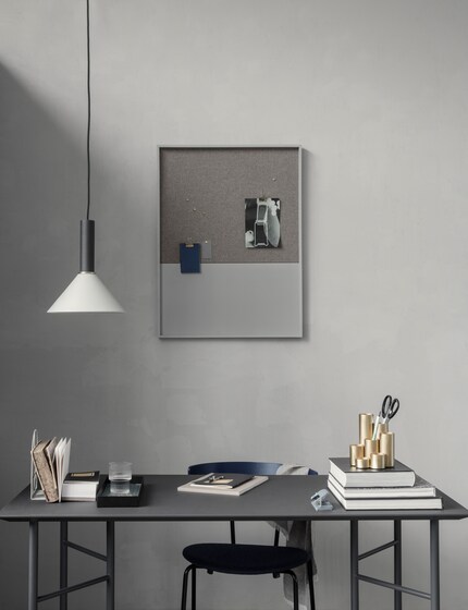 Ton in Ton: Ferm Living interpretiert ein Homeoffice im monochromen Look.