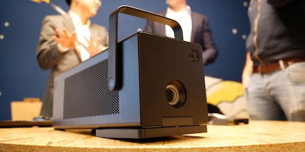 Jetzt schon sehr handlich und kompakt das Teil – auch wenn das Design laut LG-Herren noch nicht 100%-ig final sei.