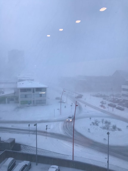 Une photo prise d’une fenêtre à Reykjavik