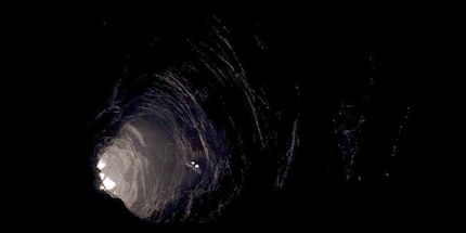 Le Faucon pénètre dans la grotte apparemment salvatrice.