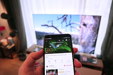 Usare YouTube sullo smartphone come d’abitudine.