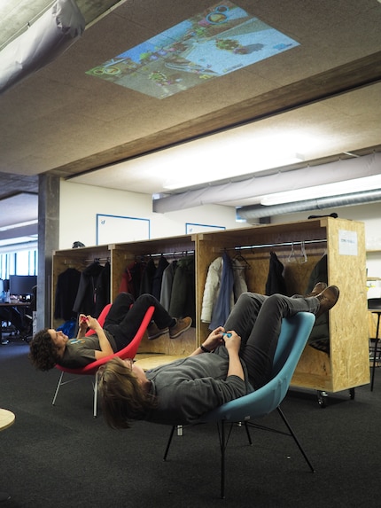 Ce n’est pas confortable, mais on peut aussi projeter l’image au plafond.
