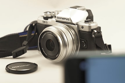 La différence est visible à droite du logo Olympus (sans papier).