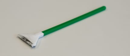 La saleté s’accumule sur la monture de l’objectif. Vous pouvez la nettoyer avec des swabs usagés.