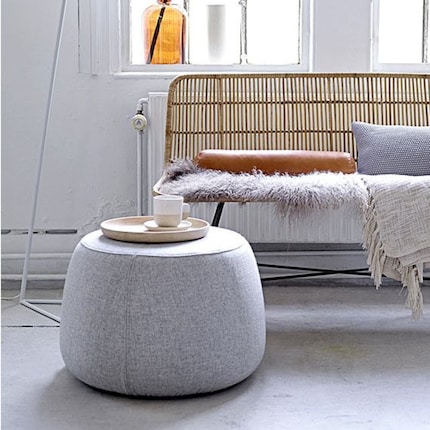 Poufs fahren zweigleisig. Sie sind zum Abstellen für Sachen...