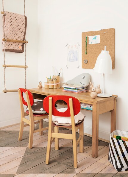 Hingucker im Kinder- oder Arbeitszimmer: So lassen sich die aktuellsten Meisterwerke deiner Kleinen oder Bilder statt in einem Bilderrahmen präsentieren.