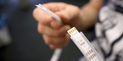 Les quatre points couleur bronze – ce sont les connecteurs.