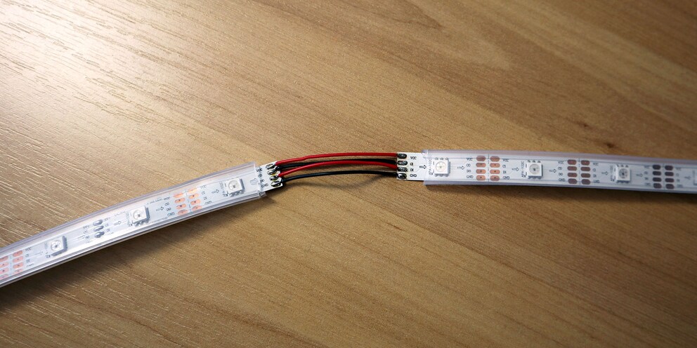 Wir fangen mit Rot beim Volt-Konnektor an und wechseln dann mit Schwarz ab.