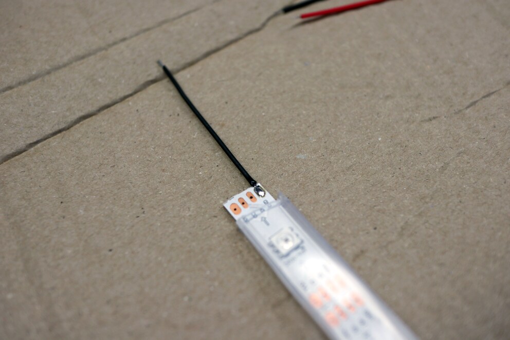 ... dann auf die Kontaktstelle tropfen und sofort das Kabel reinstecken.
