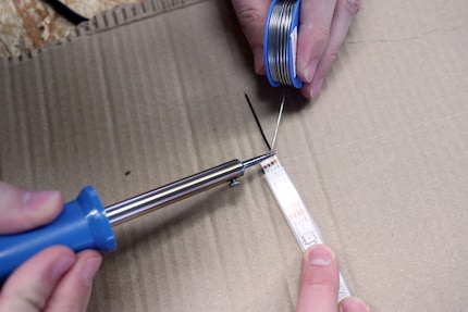 D’abord faire chauffer l’étain à souder...