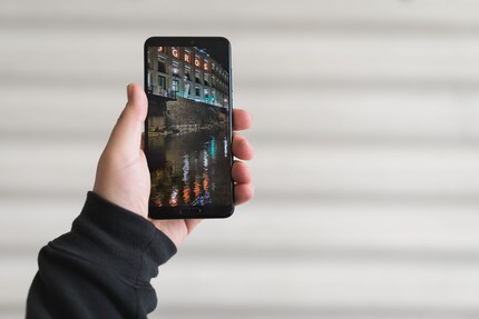 Soit le notch est rendu transparent au niveau du logiciel, soit il n’interfère pas dans la manipulation du téléphone