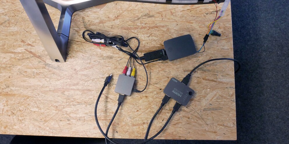 Von der Signalquelle zum HDMI-Splitter, vom Splitter in den AV-Converter, vom Converter in den USB-Grabber, und von da aus in den RasPi.