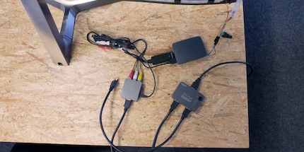 De la source de signal au splitter HDMI, du splitter au convertisseur AV, du convertisseur au grabber USB, et de là au RasPi.