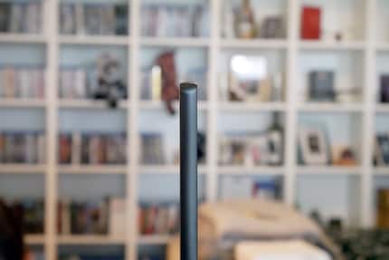 Voici à quoi ressemble le C8 vu du côté. Par comparaison: mon index est environ deux millimètres plus large. Impressionnant, n'est-ce pas? Je veux dire l'OLED, pas mon index.