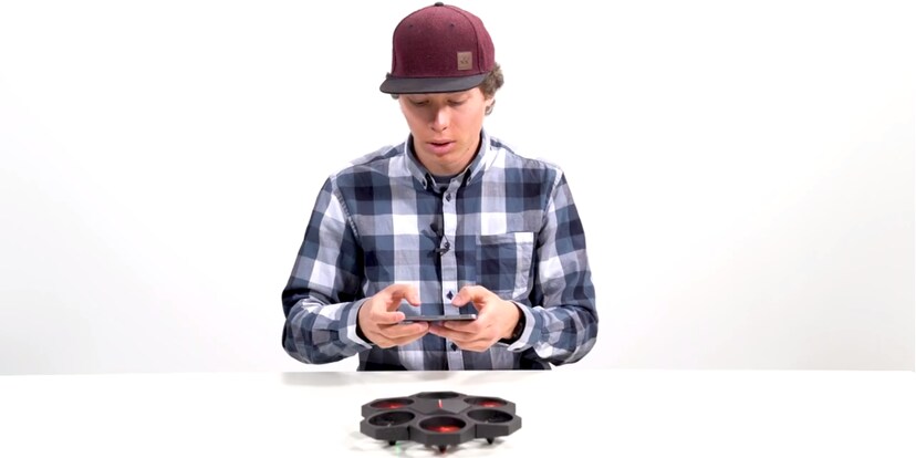 Makeblock Airblock: un nuovo drone sorvola il nostro ufficio – o sta buono sotto i tavoli
