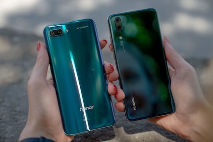 They could be twins. But Huawei's phone came first. The phone on the left is the same as in the video above, but photographed with a different angle of light.