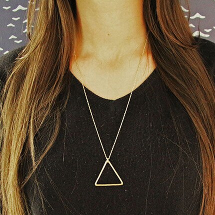 Die Kette «Big Triangle» motzt im Nu schlichte Oberteile auf. Bilder: Tara Style