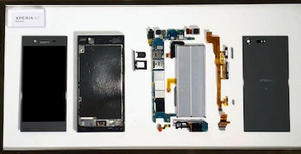 Der Akku des Sony XPeria XZ Premium nimmt viel Platz ein. Der Akku ist der graue Block