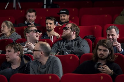 Dominik et moi sommes pour une fois au centre d’une présentation à la presse. À dire vrai, ce n’est pas le cas. Mais on peut voir que nous sommes réellement impressionnés.