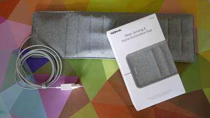 Das Auspacken ist schnell erledigt: Nokia Sleep, USB-Steckeradapter (US-Variante ist ebenfalls dabei), Kurzanleitung, fertig.