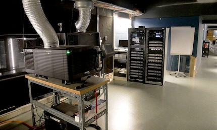Proiettore e computer. La stanza è più grande di quanto pensi. In realtà è un corridoio lungo e largo che collega tutte le sale cinematografiche
