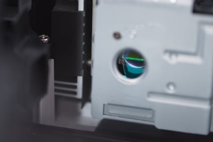 Un sottile fascio di luce passa attraverso questo piccolo foro. Dall'altra parte colpisce la ruota dei colori. Viene colpito un solo colore alla volta.