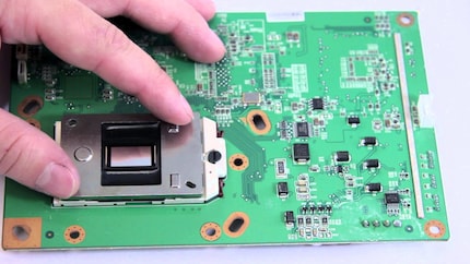 Il chip DMD è una lastra d'argento di circa 1 × 1,5 cm. 1 × 1,5 cm tra il pollice e l'indice.