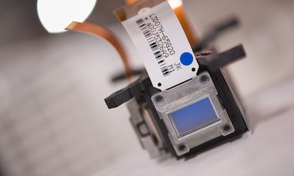 La luce blu passa attraverso questo pannello LCD e crea l'immagine blu.