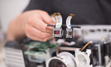 Un'occhiata migliore ai pannelli LCD. Sono grandi come una moneta e contengono fino a due milioni di pixel.