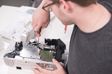 Avvitare un proiettore è una cosa a senso unico. Non ho idea se sia possibile rimetterlo insieme in piena efficienza.