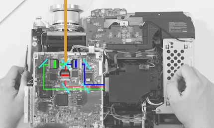 Lo schema del proiettore LCD con i due specchi dicroici che filtrano prima il rosso e poi il blu.