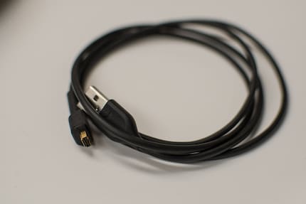 Das USB-Kabel wird mitgeliefert. Andere Kabel wie für 3,5mm-Klinke musst du separat dazu kaufen