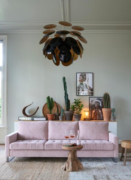 Misty Pink macht dieses Sofa zum Statement-Piece. Bild: Rivièra Maison