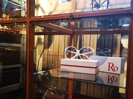 Les lunettes légèrement teintées que Rossana porte en personne sont en vente.