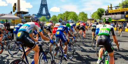 Le cyclisme de compétition comme à la télé : les coureurs professionnels se battent pour franchir la ligne d'arrivée sur les Champs-Élysées.