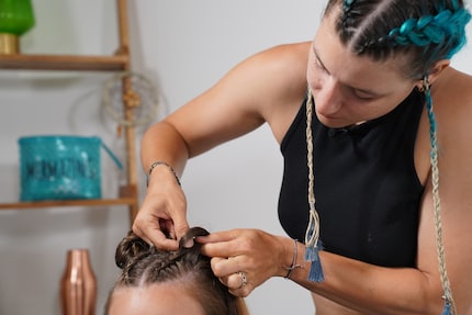 Für ihre eigene Frisur hat Carla am Morgen nur 10 Minuten gebraucht. Für das gewisse Etwas sorgen Fäden und Ohrringe, welche sie mit eingeflochten hat.