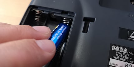 L'insertion des piles fait partie du quotidien de la Sega Game Gear.