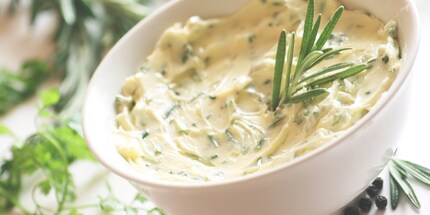 This is roughly how it looks in my kitchen. Except that my decoration consists of lost butter.
