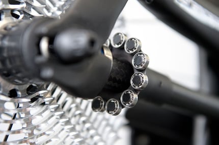 La trasmissione non necessita di deragliatori, ma utilizza un cardano con 21 cuscinetti.