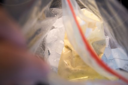 Ici, tout allait bien encore: le sac avec la crème dans celui avec la glace