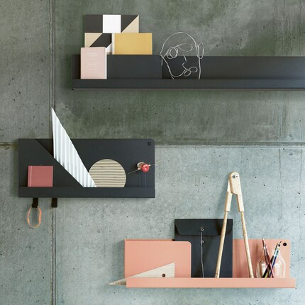 «Folded Shelves» werden zusammen im Zusammenspiel mit Objekten einzigartig.