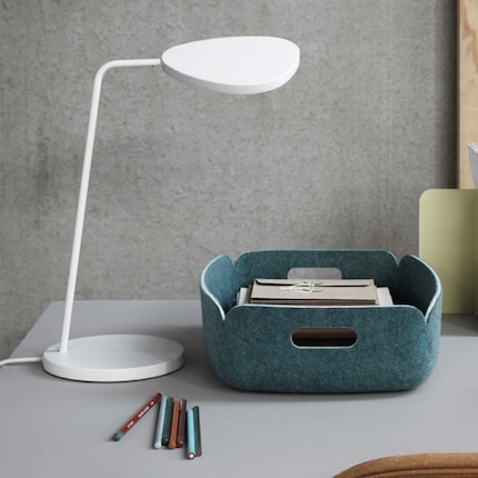 Die «Restore Baskets» aus recycelten Petfasern, die zu Filz verarbeitet werden, dienen als praktische Aufbewahrungslösung in jedem Zimmer.