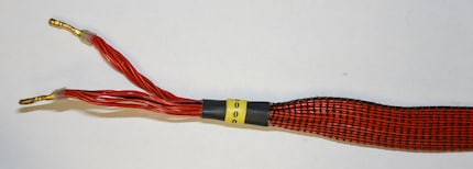 Flachbandkabel mit vielen parallel verlaufenden Litzen, abwechselnd für Plus und Minus, am Ende zusammengeführt.