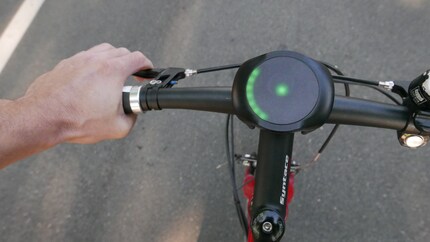I need to turn left. The SmartHalo's LEDs show me the way. Its screen remains fairly clear in sunlight.